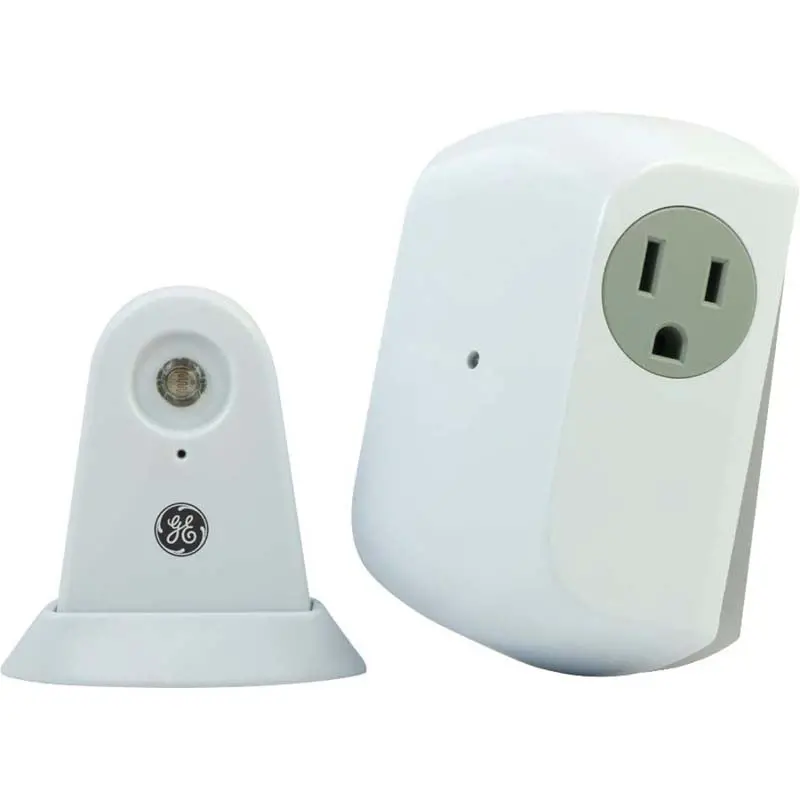 10425 Dusk-To-Dawn Wall Tap – Single-Outlet, 12A/120V Automatic Light-Sensing Control 1