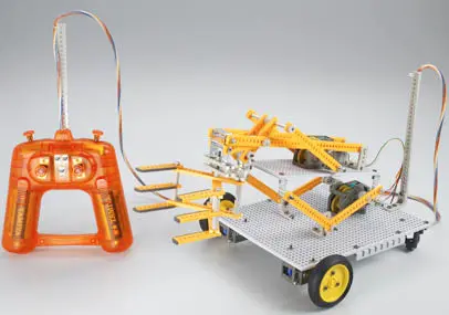 70177 4-Channel Remote-Controlled Robot Building Set 1